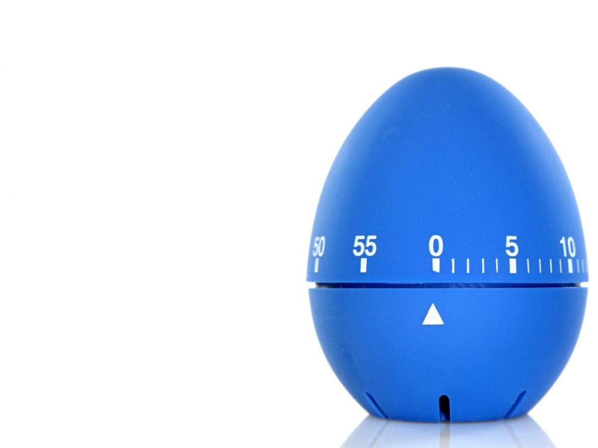 Blue egg-shaped kitchen timer with time markers