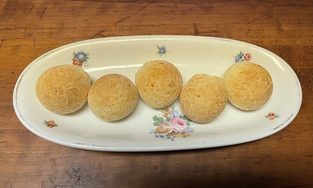 Flowered plate with 6 Brazilian Cheesebread balls