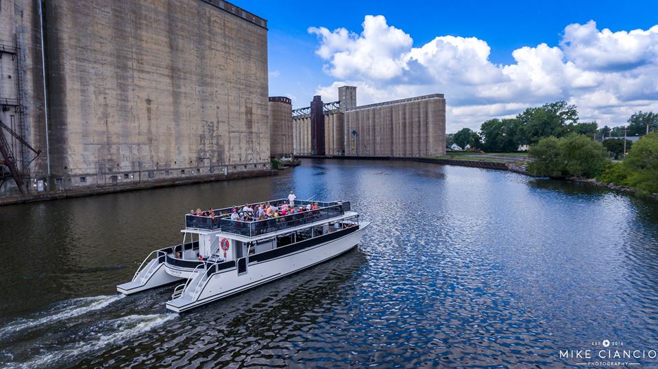 Tour boat 'Harbor Queen' on the Buffalo River.