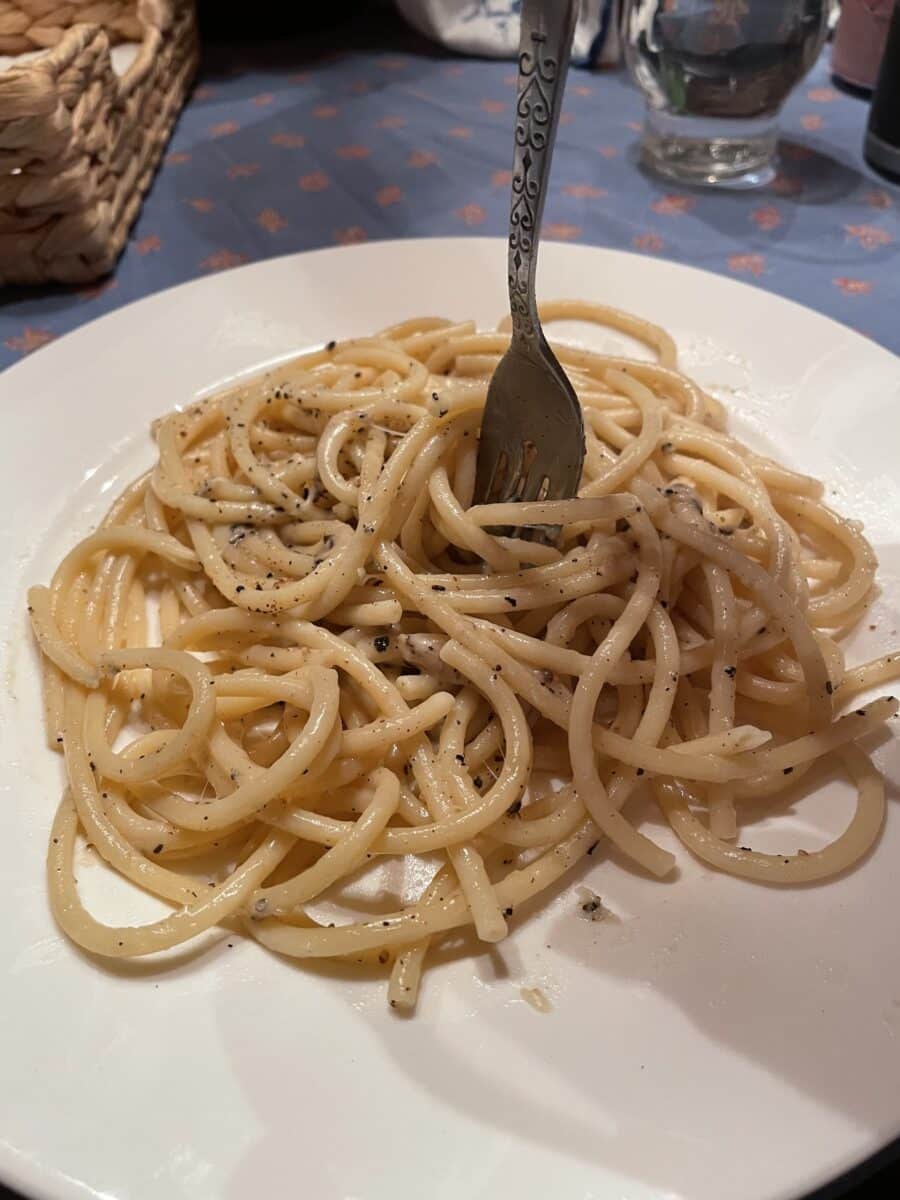 cacio e pepe with a fork