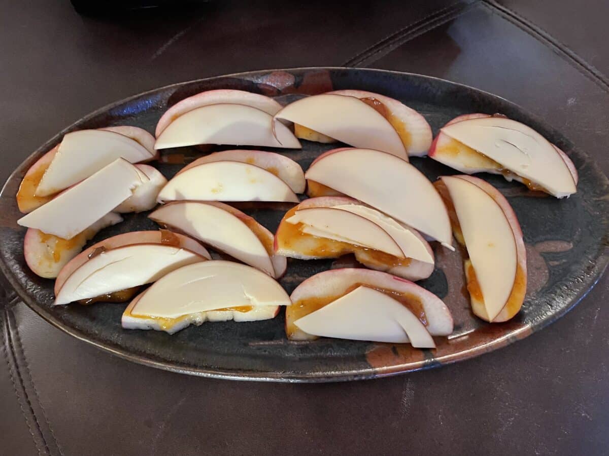 Apples, Gouda & Chutney slices pn a ceramic plate