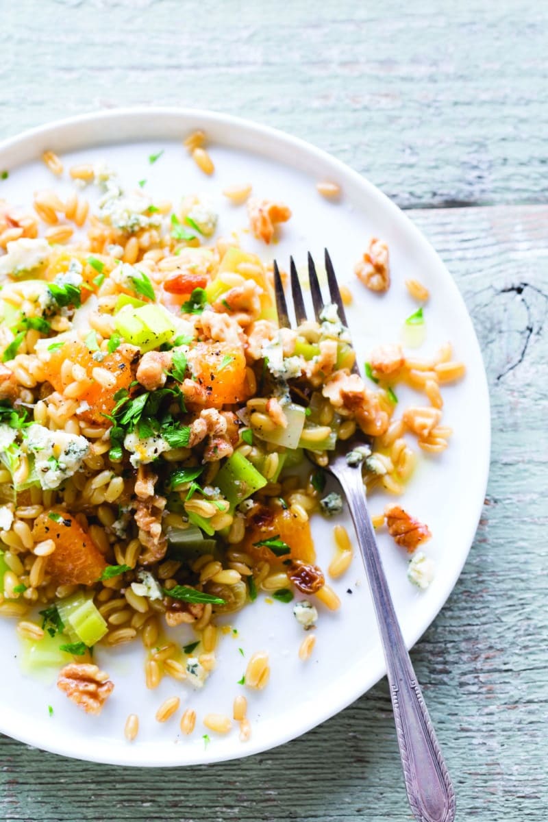 Refreshing kamut salad with oranges, leeks, and blue cheese