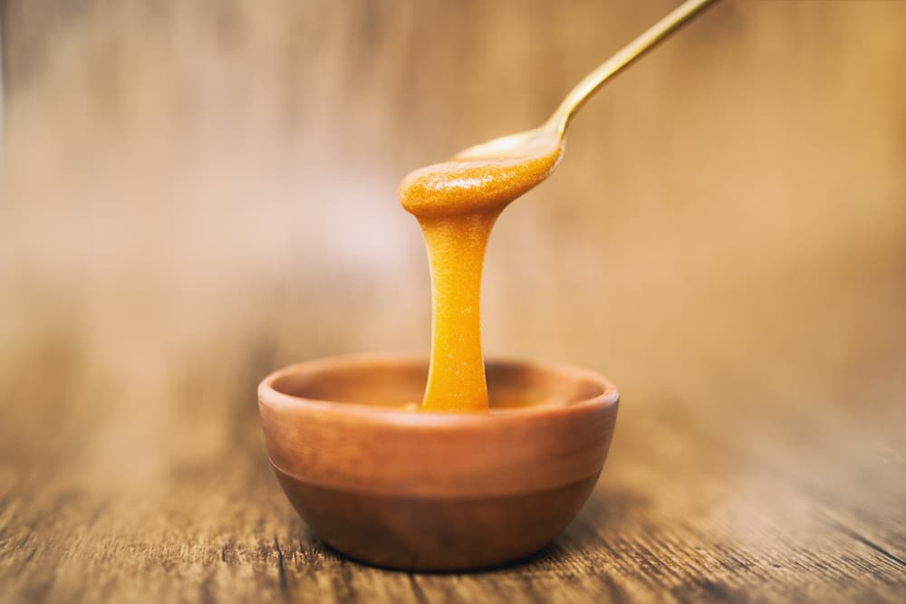 Spoon dripping wih Manuka honey