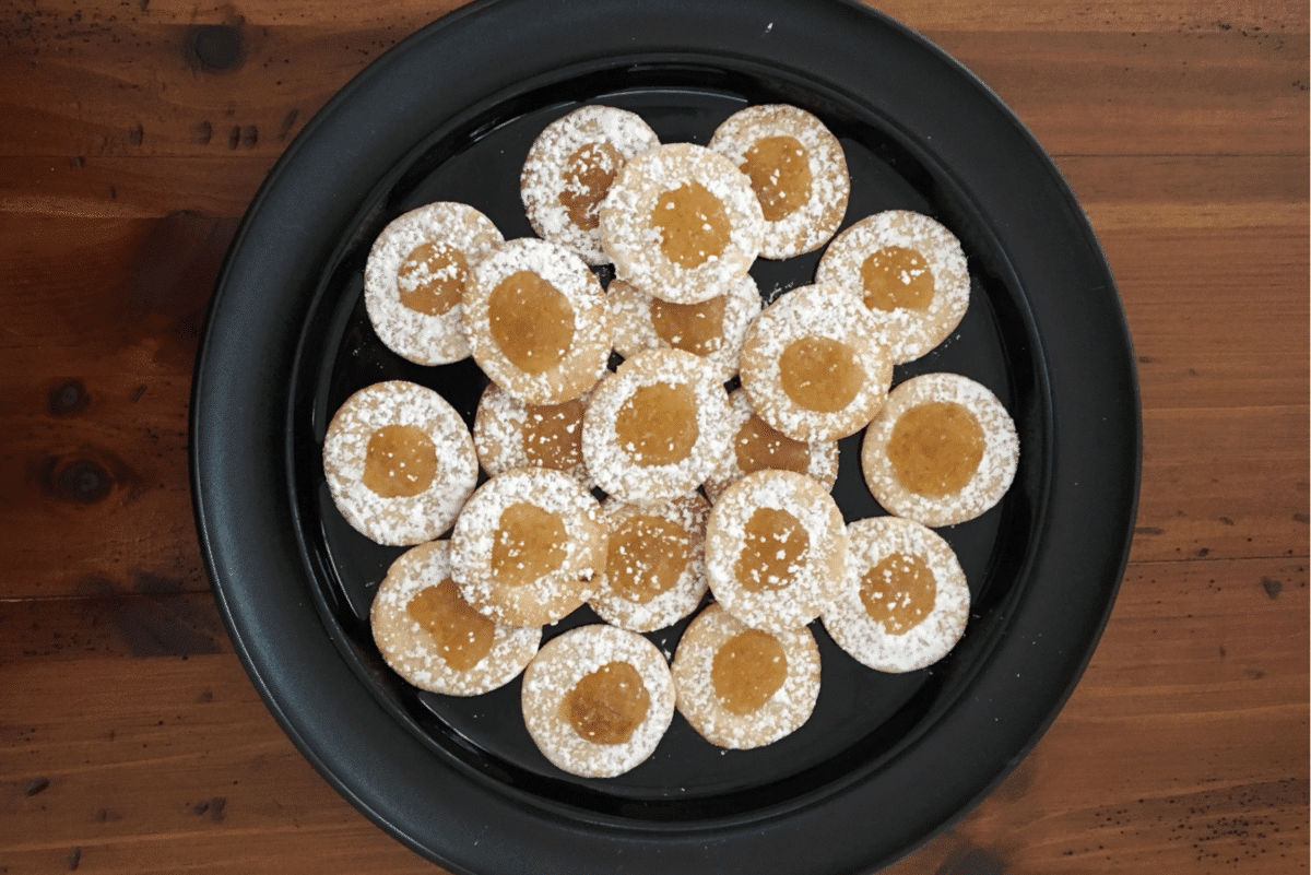 Mini fig pies sprinkled with powdered sugar on plate