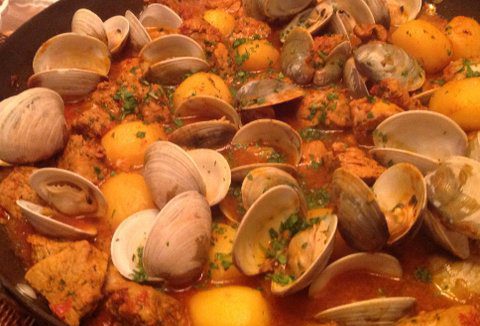 A colorful dish of Carne de Porco à Alentejana with pork and clams.